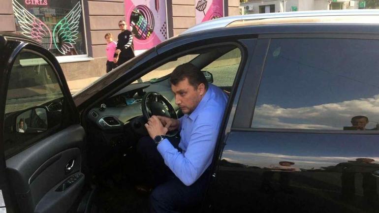 Козятинський міський голова накинувся на журналістів, бив техніку, викидав телефони у кущі та тікав містом