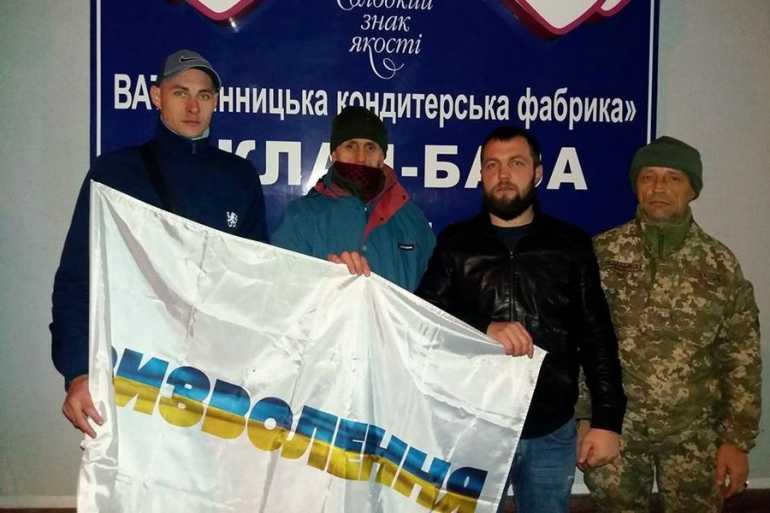 Посеред ночі вінничани провели попереджувальну акцію під президентським підприємством 
