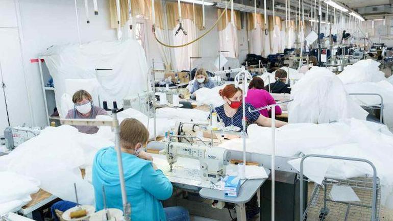 У Вінниці на заводі, де шиють захисні костюми для лікарів, стався спалах COVID-19