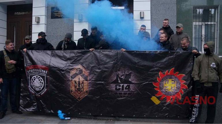 &laquo;Саджайте злочинців, а не активістів&raquo;, - у Вінниці націоналісти палили фаєри біля поліції (ФОТО)