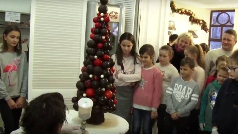 Кондитер з Ужгорода виготовив 15-кілограмову шоколадну ялинку