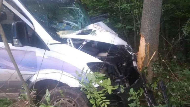 З&rsquo;їхав у кювет та врізався у дерево: в автопригоді на Вінниччині постраждало двоє людей