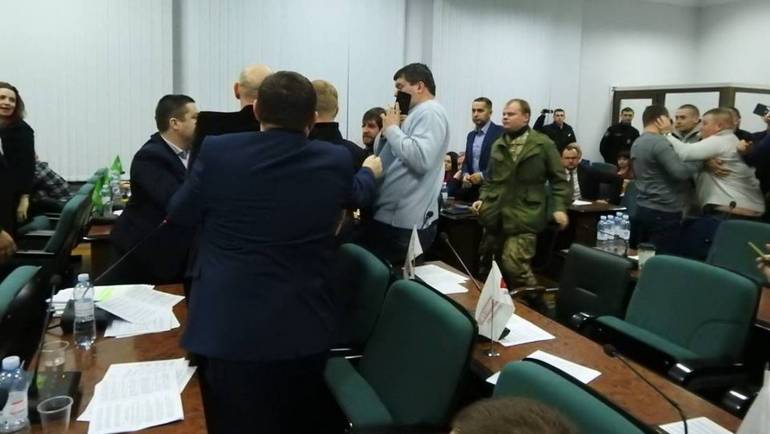 Билися, сварилися, слухали музику: &laquo;гаряче&raquo; засідання міської ради Луцька (ВІДЕО)