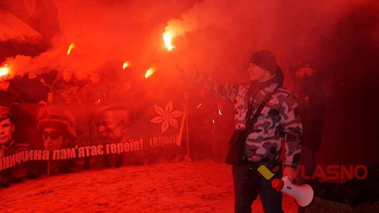 &laquo;Купа людей з &ldquo;фінгалами &rdquo;&raquo;: Вінницю наполохала яскрава смолоскипна хода на честь Героїв Крут (ФОТО)