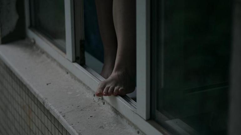 Сьогодні вночі з шостого поверху випала юна вінничанка