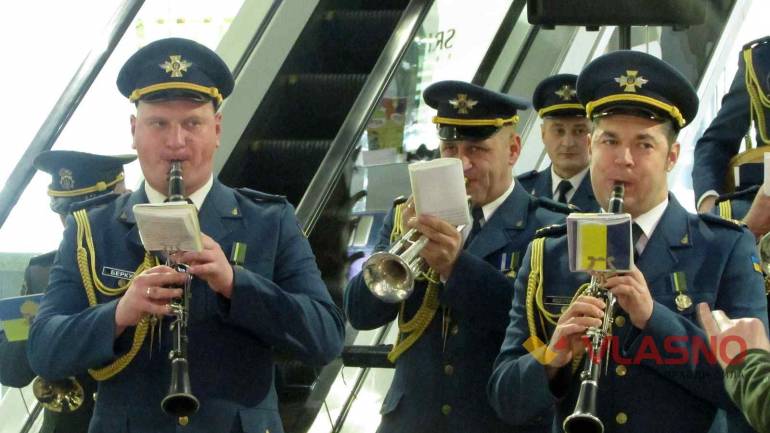 &laquo;Пам&rsquo;ять має жити&raquo;: у Вінниці військовий оркестр вшанував &laquo;кіборгів&raquo; музикою (ФОТО)