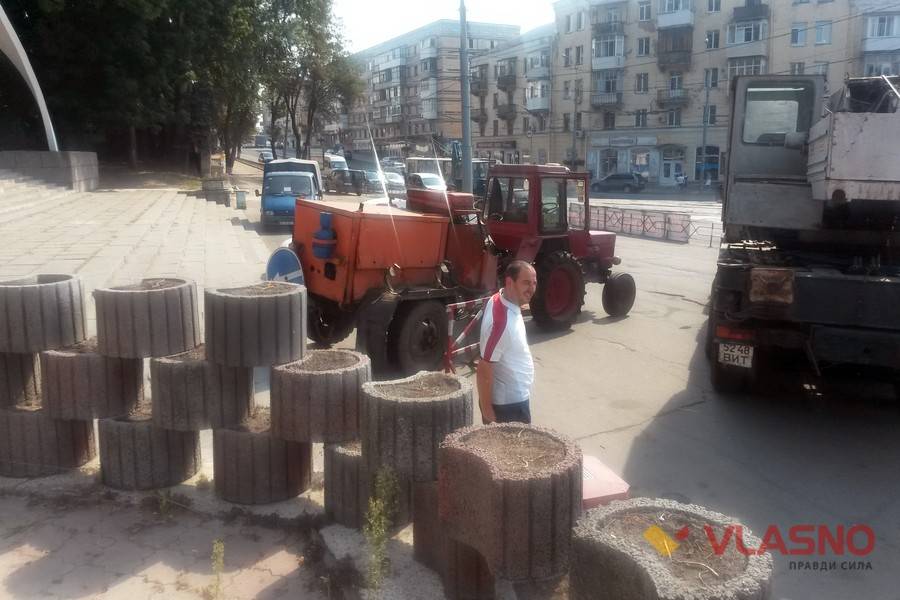 Кабачок 12 стільців фото