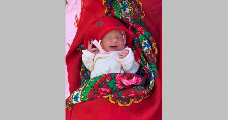 Новонароджена Катруся долучилася до всеукраїнського флешмобу до Дня хустки