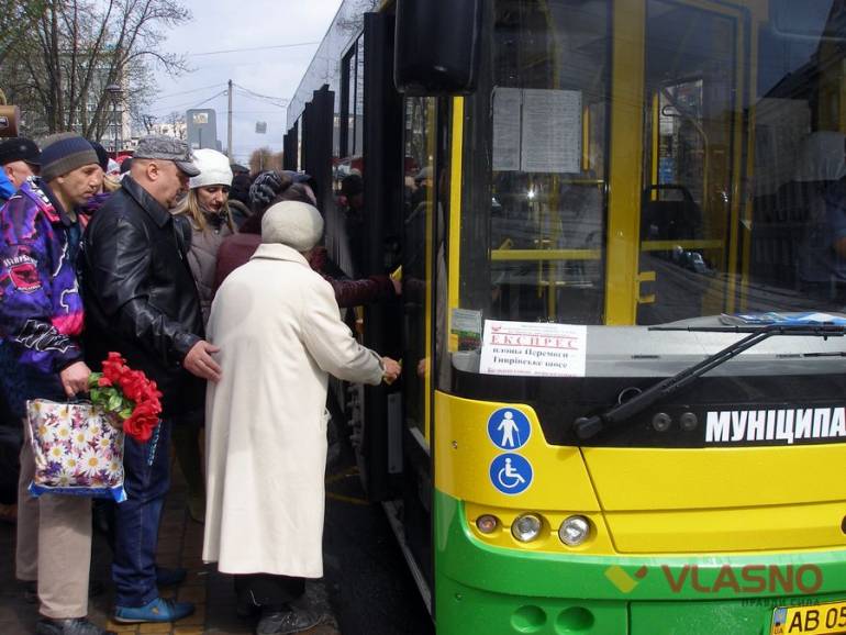 У Вінниці на кладовище автобуси відправляються щодві-хвилини