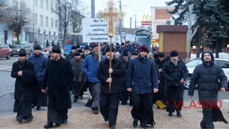 &laquo;Припиніть гоніння на канонічну церкву&raquo; &ndash; священики пройшли центром Вінниці (ФОТО)