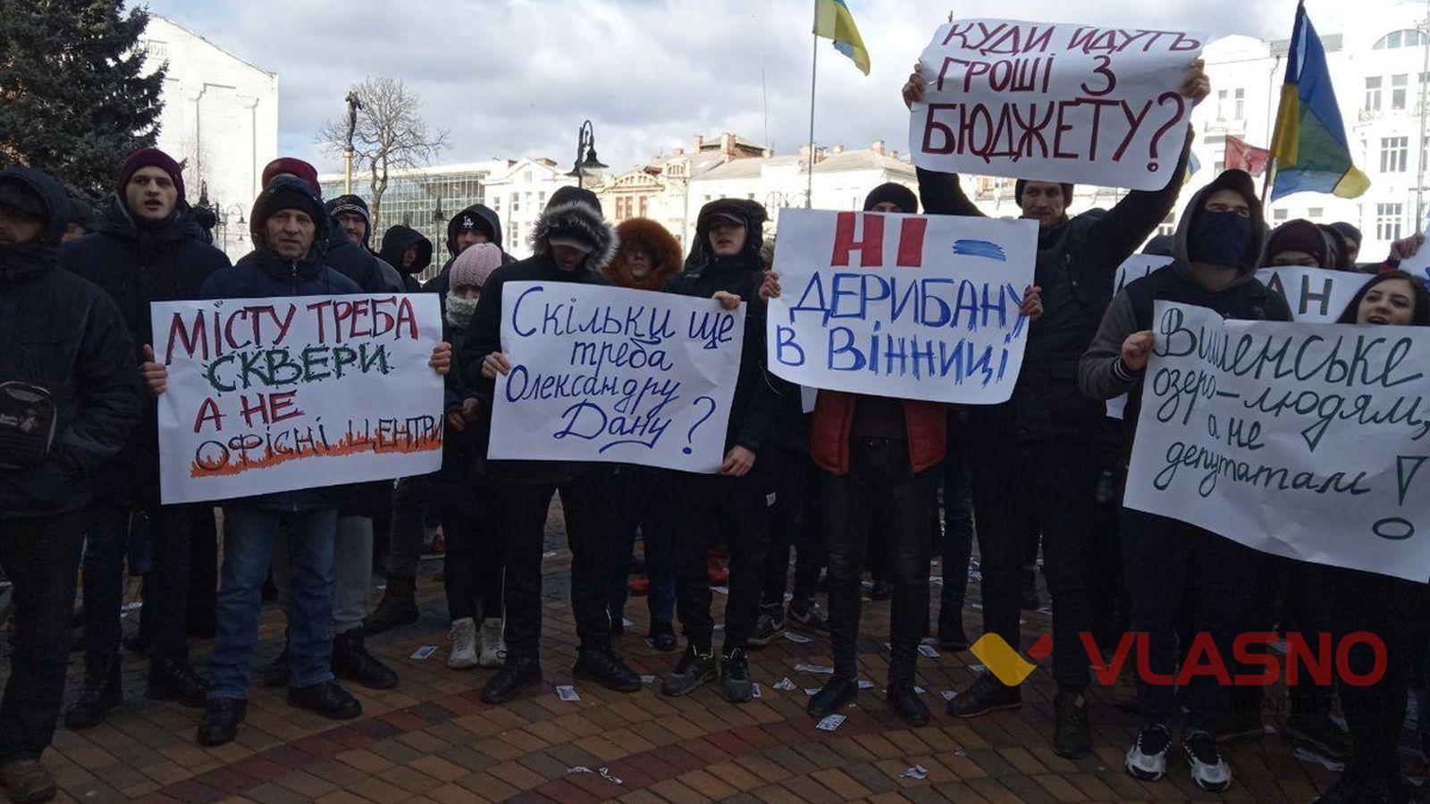 Спалені шини, молодики у масках та купюри у &laquo;100 хабарів&raquo;: мітинг під Вінницькою міськрадою