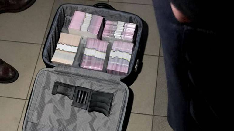 Київські чиновники хабарі носять у валізах
