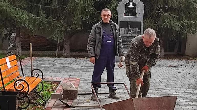 На Вінниччині "чорнобильці" власноруч облаштовують собі сквер