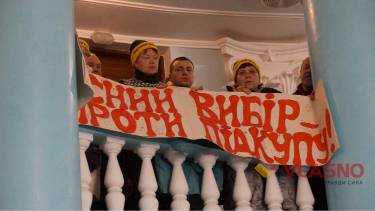 &laquo;Це бізнес на крові&raquo; - вінницькі депутати розпочали сесію із гучних заяв