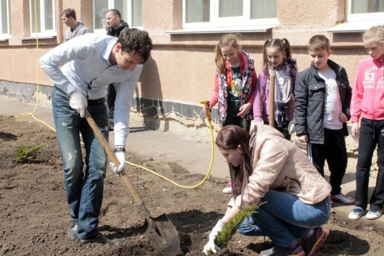 Декадник екології у 25-тій школі завершився посадкою дерев та квітів під вікнами рідного закладу