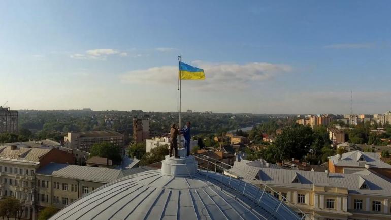 Сергій Борзов разом з нацгвардійцем підняли державний прапор над будівлею Вінницької ОДА (ВІДЕО)