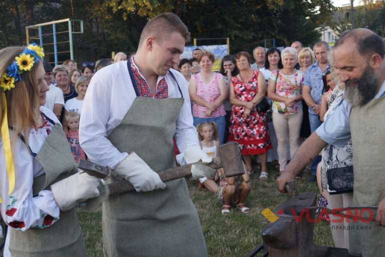 Обряд козацького весілля на Вінниччини провели ковалі на очах усього села