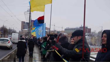 Близько 300 людей взялись за руки на Центральному мосту у Вінниці (ФОТО)
