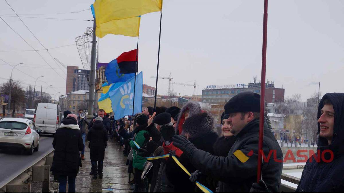 Близько 300 людей взялись за руки на Центральному мосту у Вінниці (ФОТО)