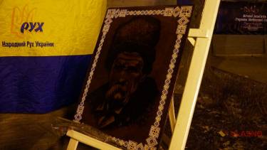 Обурені побиттям волонтерки, вінничани зібрались на Майдані, щоб обговорити подальші дії