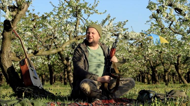 &laquo;ТІК&raquo; Віктор Бронюк зараз козак Мамай з автоматом та гранатами (ВІДЕО)