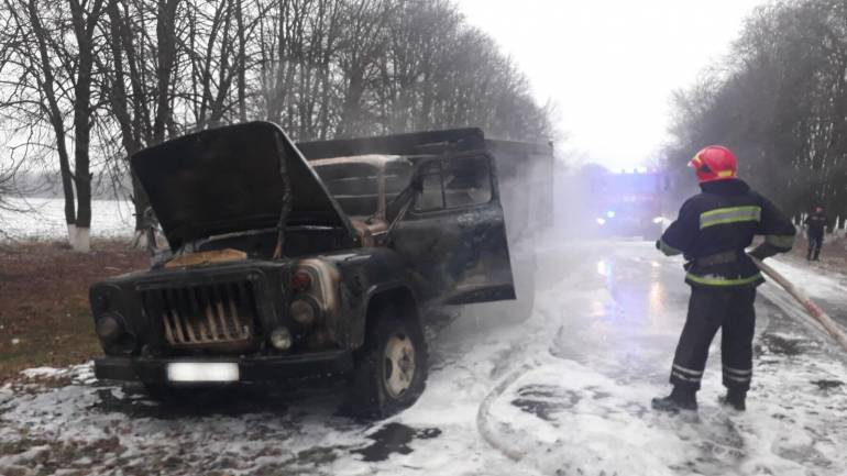На Вінниччині серед дороги зайнялась вантажівка