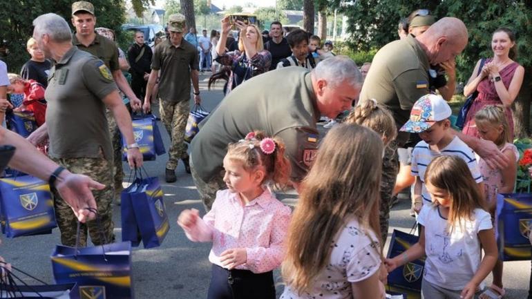 Командувач ОС ЗСУ генерал-лейтенант Сергій Наєв зустрівся з родинами загиблих воїнів