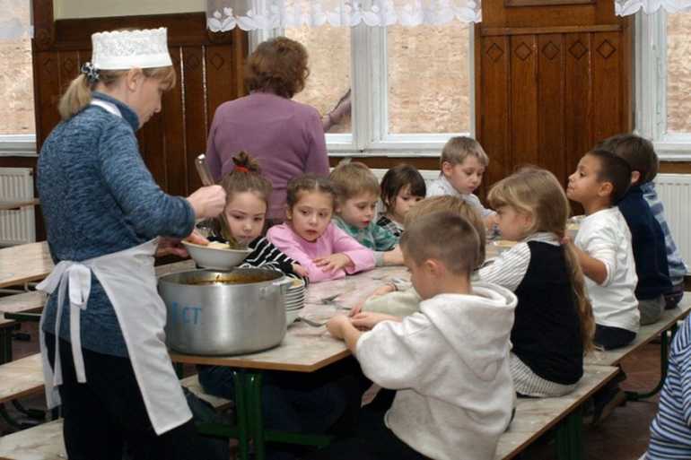 шкільна їдальня фото