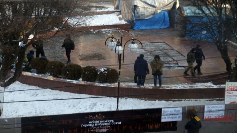 Знесення пам'ятника Шевченку у Вінниці: людей не пустили за паркан навіть у супроводі поліції (ОНЛАЙН-ТРАНСЛЯЦІЯ)