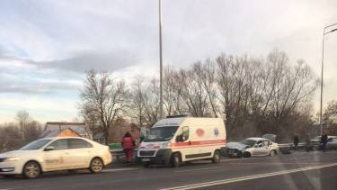 Під Вінницею дві автівки врізалися у відбійник: пасажирку госпіталізували
