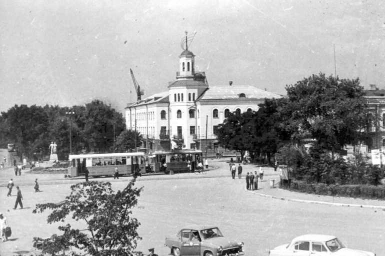 Як виглядала понад півстоліття тому площа біля залізничного вокзалу Вінниці 