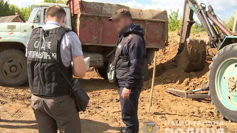 У Хмільнику зупинили незаконний видобуток глини