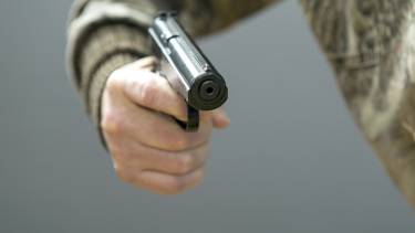 &laquo;Приставив пістолет до голови&raquo; - біля міськради у Вінниці напали на перехожих