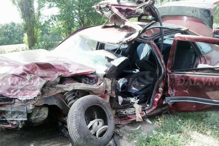На Вінниччині &laquo;Опель&raquo; розбився &laquo;в хлам&raquo; після зіткнення з автобусом (ФОТО)