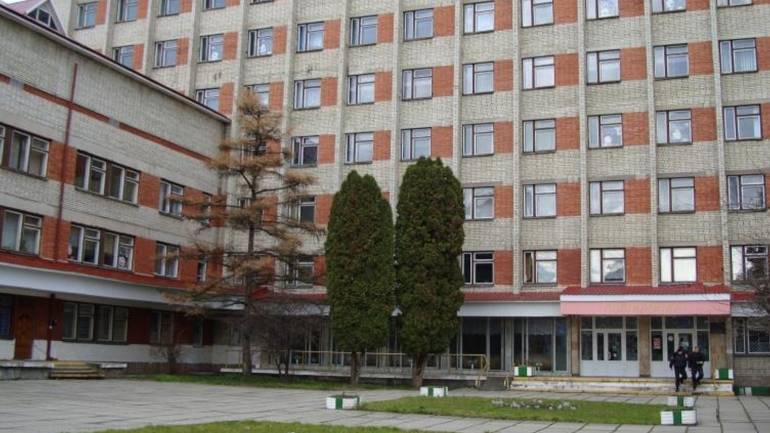 У Львові з вікна викинувся чоловік