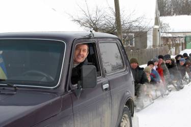 Нардепівське Різдво: потяг із саней, 14 відер юшки, костюмовані домашні вистави, світові бестселери з психології та позитивні емоції Вінницькі нардепи проводять Різдвяні свята у колі своїх родин  Інформаційний ресурс Vlasno.info зробив опитування народних депутатів України, що балотувалися по Вінницькій області. Запитав, як вони провели перші новорічні та різдвяні свята у новому статусі.  Іван Спориш катає дітей на санях Щороку впродовж двох десятиліть народний депутат України Іван Спориш на Різдвяні свята катає дітей в селі Високе Крижопільського району. Сани спеціально викували для цього заходу. Загалом їх десять, з'єднуються цепами. В кожні сани можуть сісти троє дітей.  - Чіпляємо цей потяг з саней до машини "Нива" і їдемо вулицями села, - розповідає Іван Дмитрович. - Приходять малюки в центр Високого. Раніше канікули у школах закінчувалися 11-го, то разом з початком навчання всі школярі знали, що будуть після уроків цілий тиждень кататися на санях. Приходили класами згідно графіку. Цього року тільки мороз спаде, відновимо катання. Така ось традиція є у нашому селі. А на Різдво катав на санях своїх онучат Ярослава та Владика. На Водохреща 19 січня у Високому теж плануються масові святкові заходи. - У нас варять 14 відер юшки. Більше ста людей приймає участь у запливі моржів. Це теж традиція, - стверджує Іван Спориш.  Від сезону до сезону сани зберігаються на складах сільгосппідприємства &laquo;Перемога&raquo;, яке Іван Спориш очолював до обрання в народні депутати.   Руслан Демчак дарує похресникам емоції Різдвяні свята родина Демчаків проводить в селі Остапківці Немирівського району Вінниччини. З'їжджаються родини дітей та онуків до 85-річної Олександри Порфирівни. - Всі називають нашу бабусю Сянею, - каже народний депутат України Руслан Демчак. - У неї є сім онуків та 12 правнуків, але мешкає одна. Тому ми всі обов'язково збираємось у нашої бабусі тричі на рік, на престольне свято села 27 вересня, на Різдво та на Проводи, які припадають на Трійцю. Звісно, приїжджаємо й не на свята при нагоді.  За словами Руслана Євгенійовича, бабуся Сяня готує на Святвечір дуже смачний капусняк. За продуктами сама їде у райцентр Немирів.  -	Маршрутка зупиняється майже біля самого її будинку. І наша бабуся прямує у місто. Не дивлячись на чималий вік, вона у нас ще молодець, - зазначає нардеп. - А ми вже, коли приїжджаємо, теж продуктові набори привозимо.  Є у Руслана Демчака п&lsquo;ять похресників, у його дружини Світлани &ndash; ще троє. -Всі на Різдво носять вечерю. Частина похресників у Києві мешкає, там де й ми, частина &ndash; на Вінниччині. Усім намагаємося подарувати емоції, тому купуємо квитки на вистави. Меншеньким &ndash; на відвідування дитячих вистав. А старшим, яким вже по 19 років, відповідно, на дорослі вистави. З грудня 2010 року Руслан Демчак був головою Ради Федерації роботодавців у Києві.  Сергій Кудлаєнко дивиться домашні вистави Народний депутат України Сергій Кудлаєнко запевняє, що Новорічні та Різдвяні свята зустрічає виключно у колі родини. -Це наша сімейна традиція. Завжди збираємось разом у батьків: мама, папа, брат і я з дружиною та дітьми, - розповідає Сергій Володимирович. Має 15-річного Андрія, 4-річного Нікіту та 1,5-річного Даніла. Батьки мешкають у Вінниці. &ndash; У нас проходить ціле дійство. Діти колядки співають, а потім влаштовують костюмовану виставу.  Своїх чотирьох похресників нардеп вітає на Святого Миколая та на Старий Новий рік. Дарує їм розвивальні ігри. -Своїм малим так само підбираю розвивальні ігри, молодшому купили спеціальний килимок, щоб складав тваринок, будиночки та інше. Нікіта теж отримав розвивальну гру відповідно віку. А старший збирає гроші на гаджет. Мабуть, якійсь новий телефон купить. Дорослим членам родини та дружині роблю символічні подарунки, зазвичай, щось зі косметичних засобів. Балотувався у народні депутати Сергій Кудлаєнко з посади директора Департаменту адміністративних послуг Вінницької міської ради.  Юрій Македон їде до своєї бабусі  -На Різдво вся наша велика родина збирається у бабусі Вікторії, яка живе у Хмельницькій області. Приїжджають діти та онуки з родинами, усього 22 родичі, - розказує народний депутат України Юрій Македон. &ndash; Будинок великий, усі розміщаються. Тільки зала має висоту 5 метрів. Там стоїть більярдний стіл та дивани. Спроектував будинок мій дядько-архітектор. Він невеликий, але дуже місткий. Все в ньому добре продумано, має площу десять на вісім метрів плюс мансардний поверх. Двічі на рік цей будинок заповнений ущент, на Різдво та на День народження Вікторії Йосипівни. -День народження припадає на перше травня, то ми заодно й картоплю садити допомагаємо, - говорить Юрій Миколайович. &ndash; На Різдвяні свята усім готую корисні подарунки. Цього року, наприклад, закупив 30 книг на дві тематики. Це світові бестселери з психології, мотивації, планування успішності, лідерства тощо. Тепер, коли став нардепом, просять автограф на книжках ставити.  Батьки нардепа мешкають у Могилів-Подільському, де він народився. -До батьків намагаюсь попасти кожні два тижні, - зізнається Македон. &ndash; На свята батькам купив набір столовий для вина. Від будинку батьків вже за 300 метрів Молдова, то у вині вони добре розбираються. Своє не роблять, для цього треба мати виноградник. А дружині Ірині подарував парфуми. До обрання у Верховну Раду Юрій Македон займався адвокатською діяльністю  Микола Кучер радо зустрічає колядників Різдво народний депутат України Микола Кучер завжди зустрічає у матері, яка живе в райцентрі Тростянець Вінницької області.  -Там і моя рідна сестра живе. Збирається нас чоловік десять. Похресники у мене вже дорослі, тому вечерю вже не приносять. А ось колядникам ми завжди раді, - наголошує Микола Іванович. -  Їх цього року завітало дуже багато. Так гарно співали, усім сподобалось. Обдаровуємо колядників цукерками і грошима, як і заведено. Невеличкі подарунки готую й для своїх рідних.  З дружиною, сином, донькою, зятем та онучкою Анною-Марією нардеп мешкає у Києві. Подвійне ім&lsquo;я онучці дала сваха Миколи Кучера, народна артистка України Оксана Білозір. Нардеп має також  квартиру у місті Ладижин на Вінниччині.  -Я був один з небагатьох, хто погодився переїхати зі столиці в провінцію. Житло у Києві маю ще з 1999 року, - говорить Микола Кучер. &ndash; Коли у 2004 році почало працювати наше підприємство, приходилось буквально жити на колесах. Згодом фірма надала мені службове помешкання, а потім я вже сам квартиру у Ладижині придбав. І ось тільки зараз знову переїхав на постійне проживання у Київ. У Верховну Раду Микола Кучер пішов з посади керівника Департаменту з виробництва продукції рослинництва і тваринництва &laquo;Миронівського хлібопродукту&raquo;.
