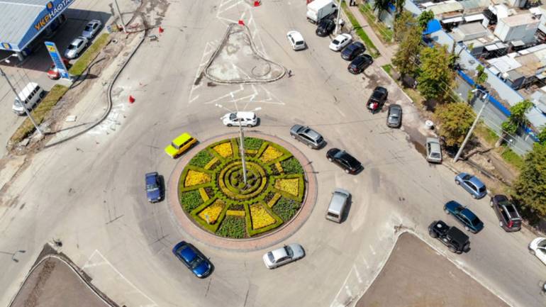 Жовта розмітка вздовж авторинку &laquo;Сатурн&raquo; ускладнює проїзд &ndash; петиція