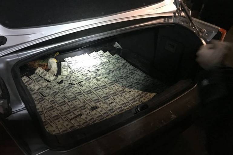 У Вінниці адвокат отримав 15 тисяч доларів хабара