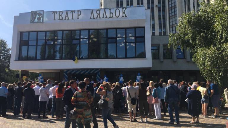 Зворушливі вірші та різноманітні казкові герої: у Вінниці відсвяткували переїзд лялькового театру (ФОТО)