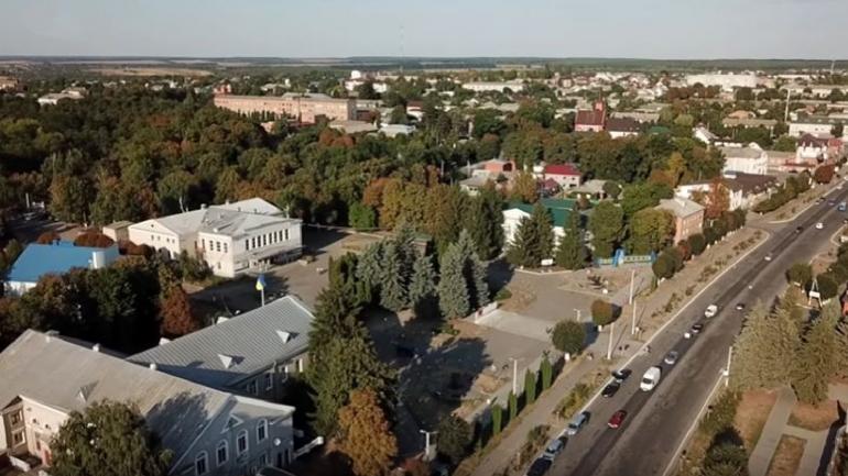 У боротьбі з COVID-19 Гайсинський район зекономив на освіті, а місто на смітті