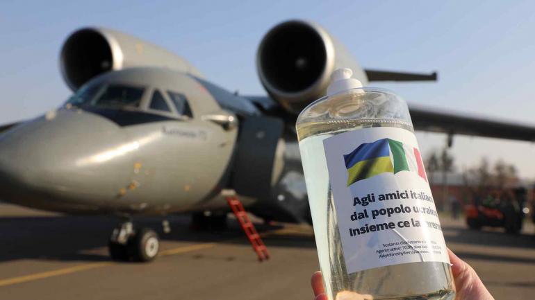 Україна передала Італії п'ять тонн дезинфікуючої рідини