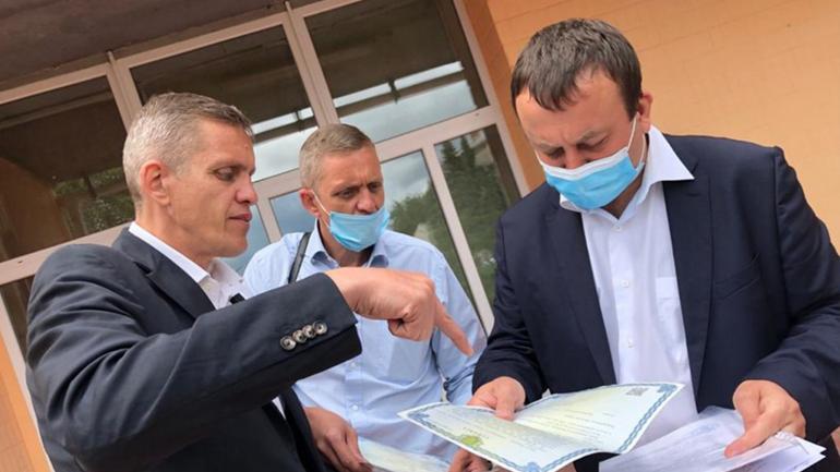 Через державних нотаріусів вінничанин з братом вимушені жити в офісі