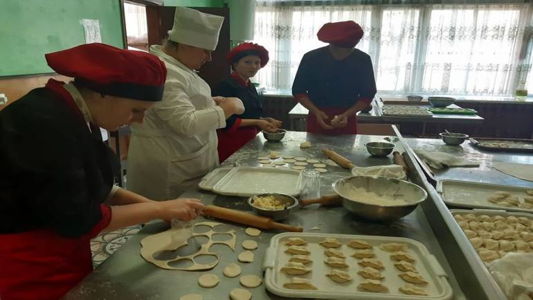 Вінницькі студенти та викладачі наліплять п&rsquo;ять тисяч новорічних вареників для бійців ООС