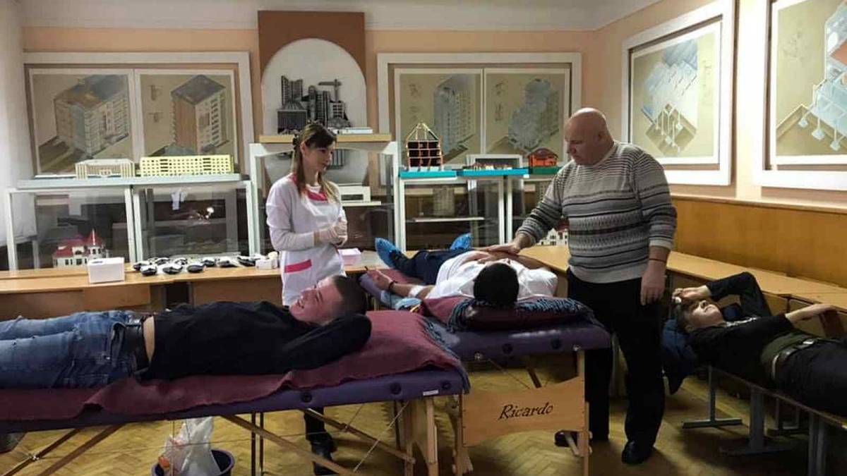 Студенти та викладачі вінницького коледжу в аудиторії здавали кров для військових