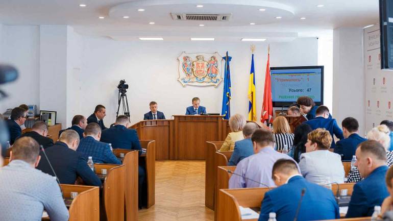 Недобудований будинок на дружині та майже 200 тисяч зарплати у комунальному закладі: чим володіють нові депутати Вінницької міськради