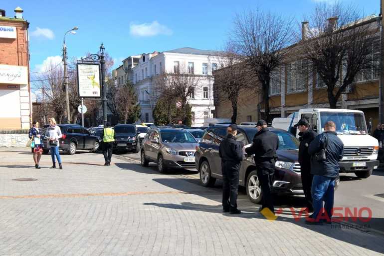 Для вінницьких депутатів правил паркування не існує (ФОТО)
