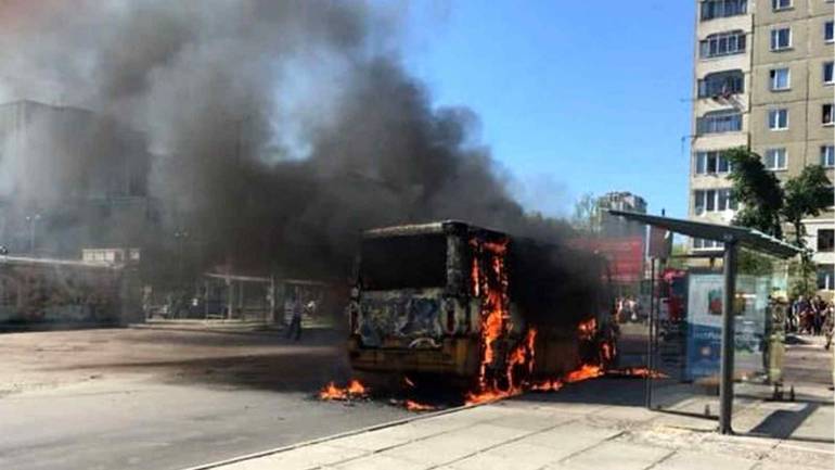У Львові на зупинці маршрутка вигоріла вщент