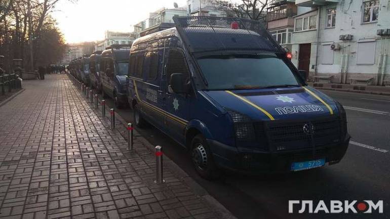 Другий день протестів: під Радою стоять десятки автозаків