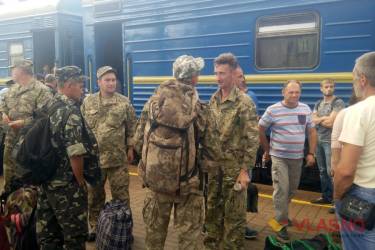 зустріч військових із зони АТО на вінницькому вокзалі фото