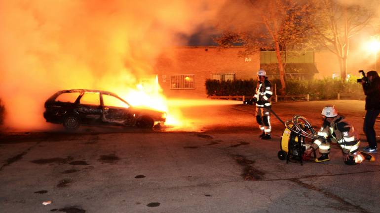 Майже сотню автівок спалили молодики за ніч у Швеції